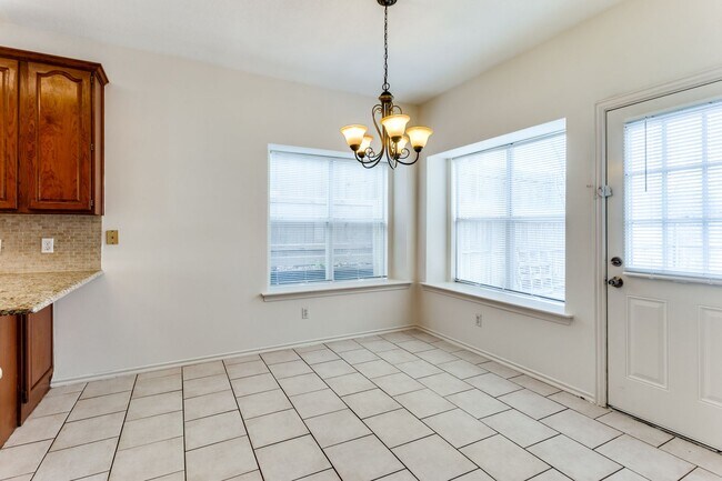 Building Photo - 8434 Golf Club Cir