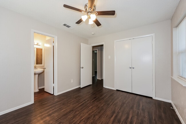 Building Photo - 10424 Muskogee Dr