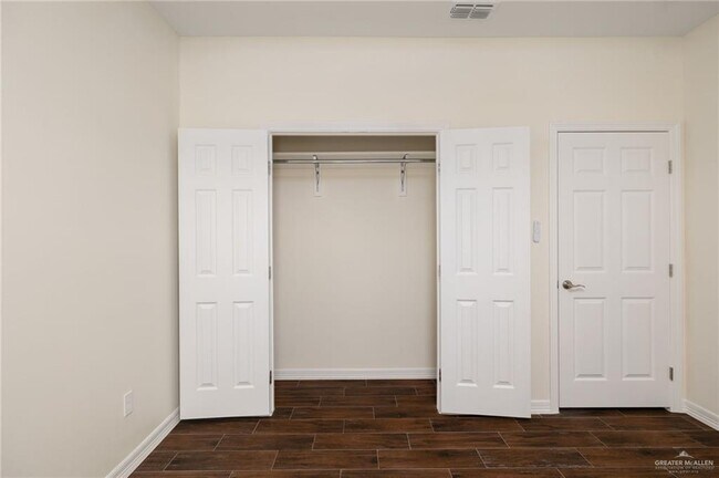 Building Photo - 14 Fairway Dr