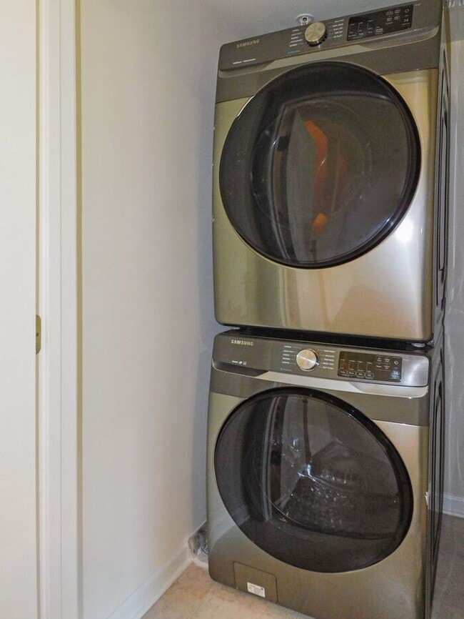 Building Photo - Pet Friendly 3 Story Inner Townhouse with ...