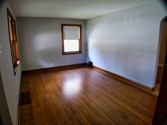 Building Photo - 9337 S Richmond Ave