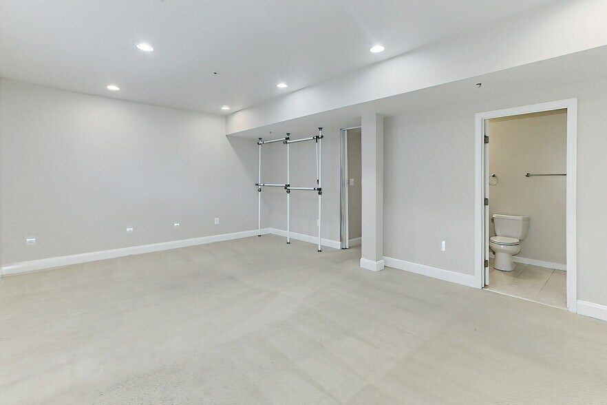 With Privacy Door - 2022 N Culpeper St