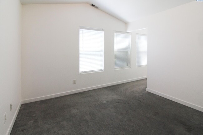 Building Photo - 2 bed, 2 bath townhome in Pasco