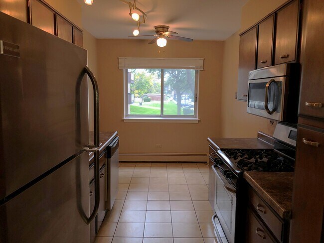 Building Photo - 1331 S Finley Rd