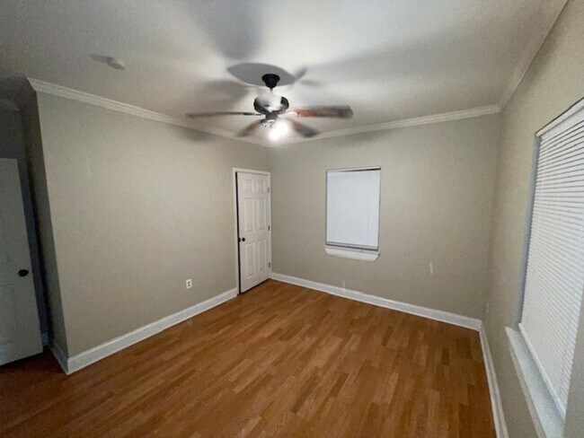 Building Photo - 3 bedrooms 1 bath