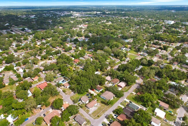 Building Photo - Spacious 4bdrm/1bath House ** $1,995.00 **...
