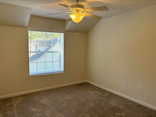 Building Photo - 3041 Camelliawood Cir E