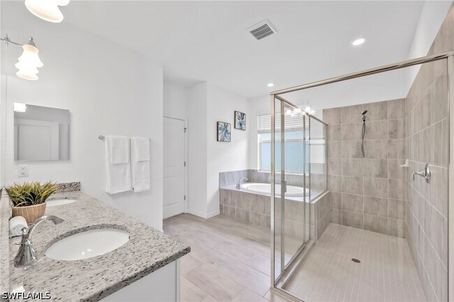 Building Photo - 2127 Hamlin St