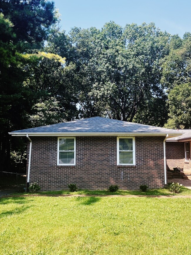 Building Photo - 862 Clematis Dr