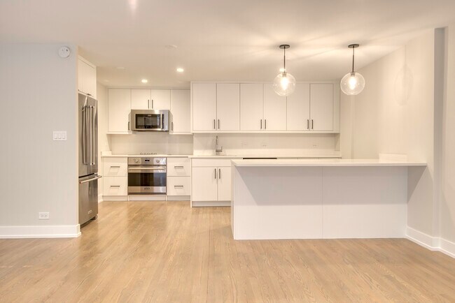 Building Photo - 227 E Walton Pl