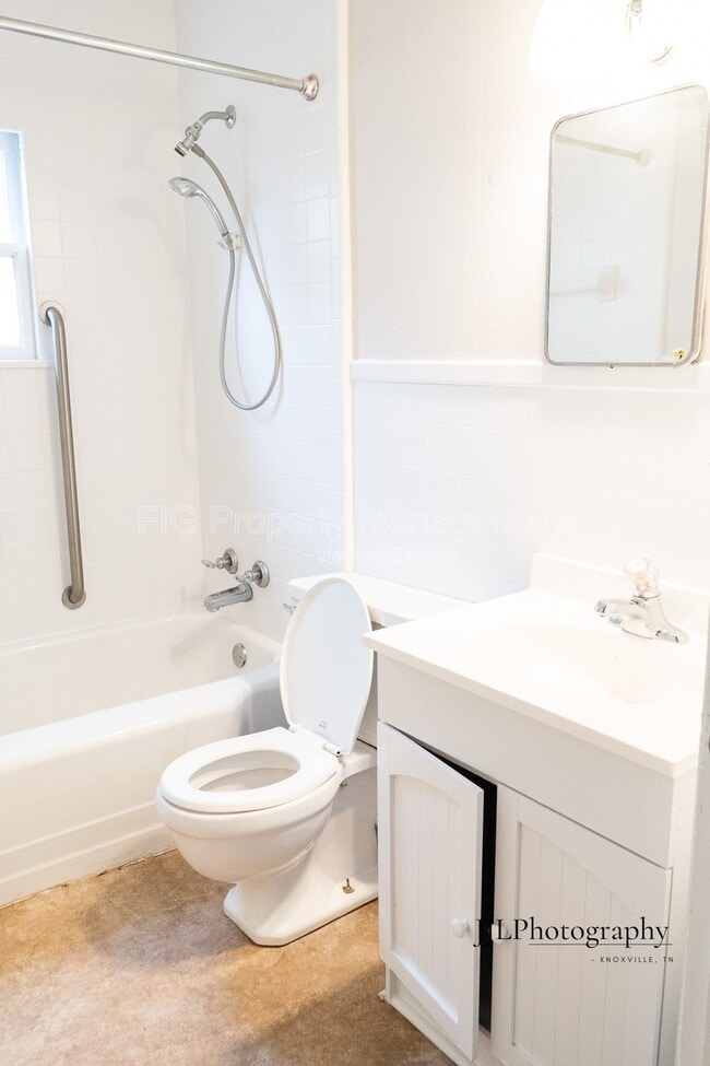 Building Photo - 716 E Oldham Ave