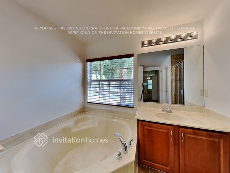 Building Photo - 10441 Yarrow Dr