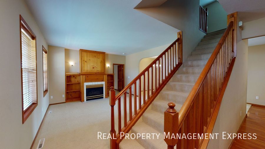 Building Photo - 305 N Pine Lake Dr