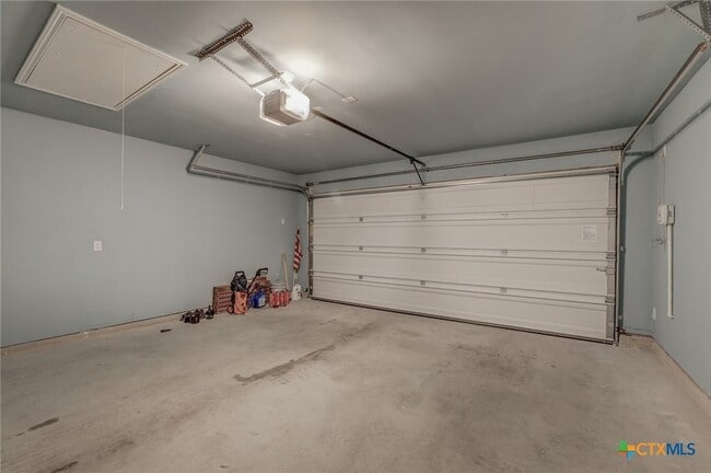 Building Photo - 1945 Redstart