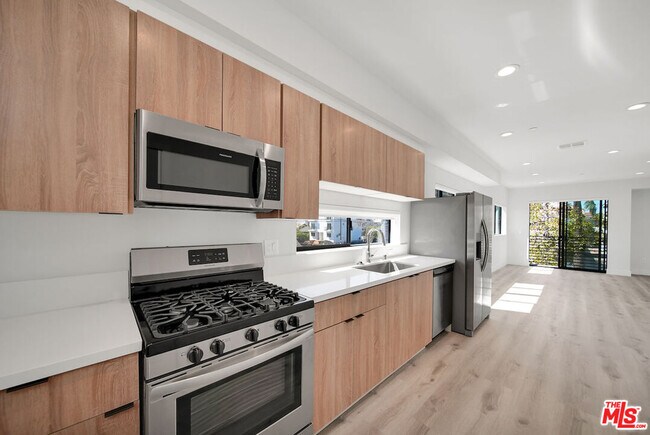 Building Photo - 406 1/2 N Kenmore Ave
