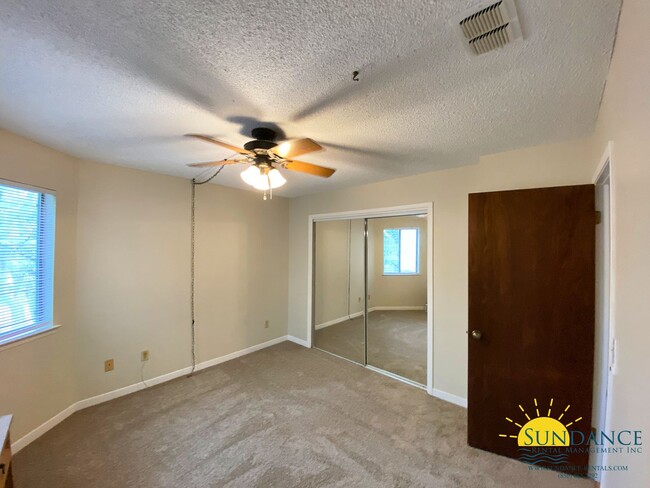 Building Photo - Great 1 Bedroom 1 Bathroom Condo in Bluewa...