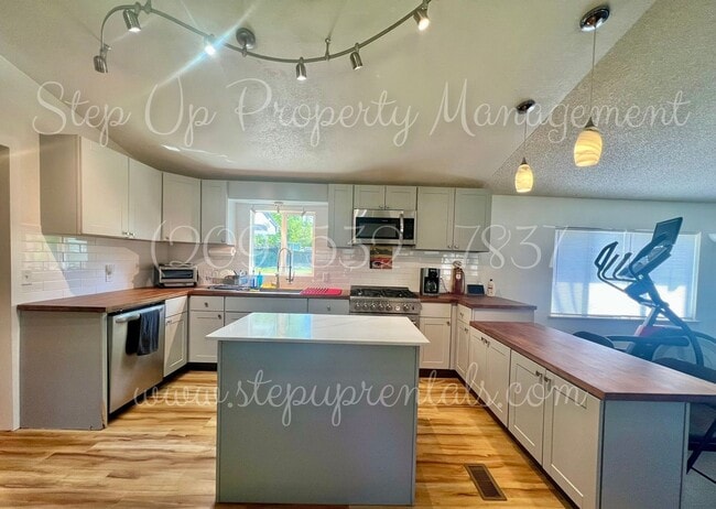 Building Photo - Charming 3 Bedroom Willow Springs Retreat Near Lake, Park & Clubhouse with Solar!