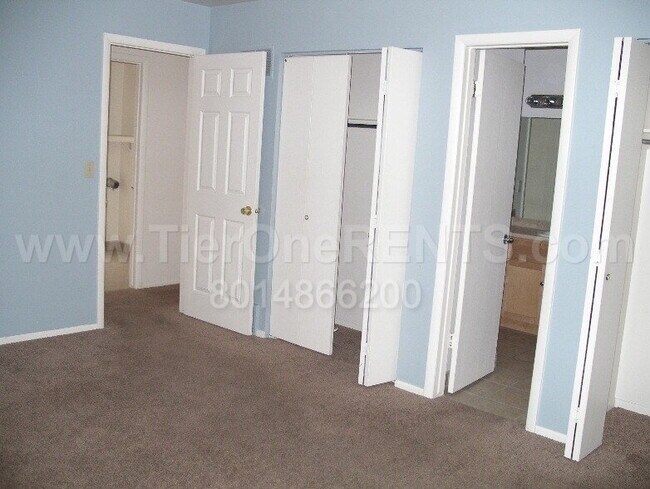 Building Photo - NO DEPOSIT option available for qualified ...