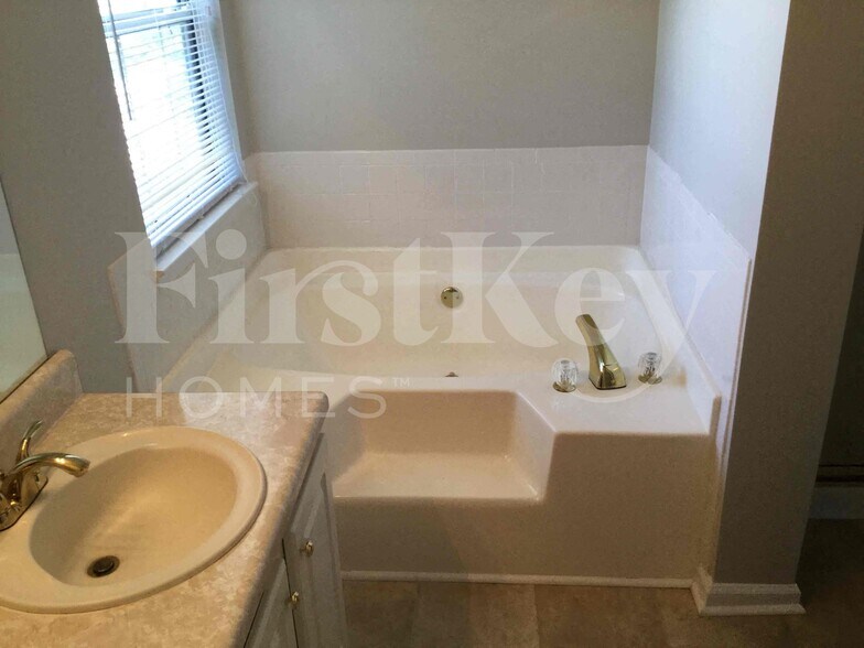 Building Photo - 5243 Round Table Dr