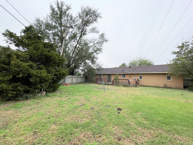 Building Photo - 2 bed brick home outside town