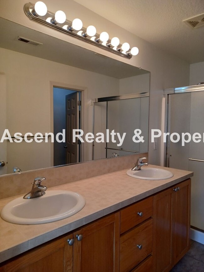 Building Photo - 3 Bed Townhome 1 Car Garage Backs to Greenspace Close to Parks, Intel, Nike, Columbia Sportswear