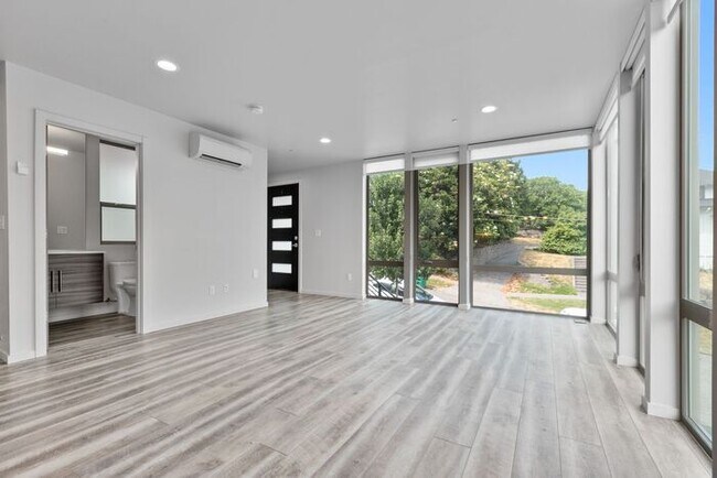 Building Photo - Stunning Ultra-Modern Capitol Hill View Home with Air Conditioning