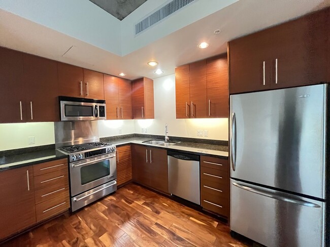 Building Photo - Modern Condo in NW District, Portland! On ...