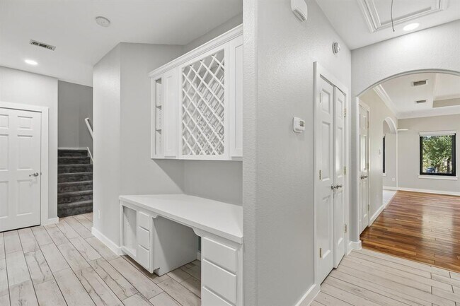 Building Photo - 501 Lone Star Dr