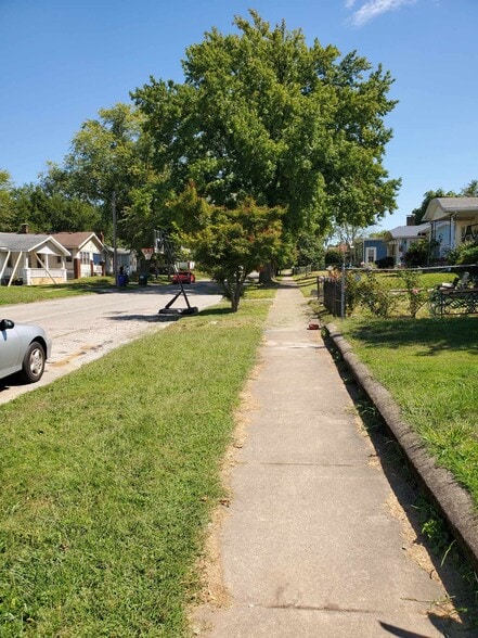 Building Photo - 1305 E Lawrence St