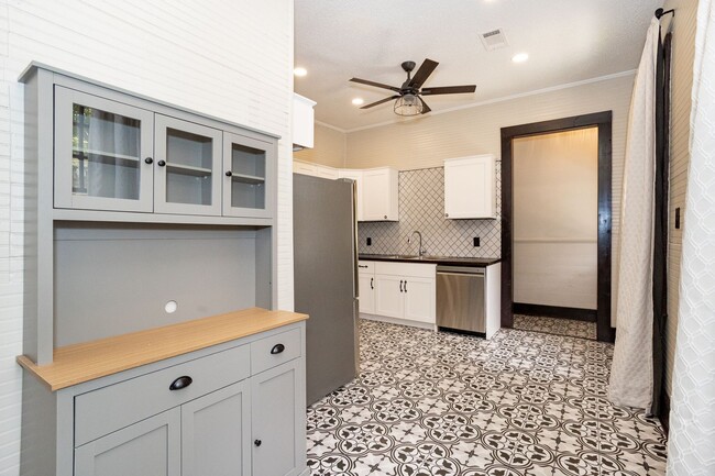 Building Photo - A charming home located in the heart of the Garden District for Rent