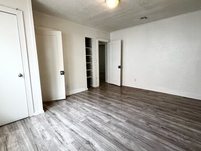 Building Photo - Huge 2 bed 1 bath