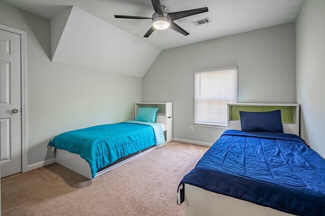 Building Photo - 2096 Fairport Way