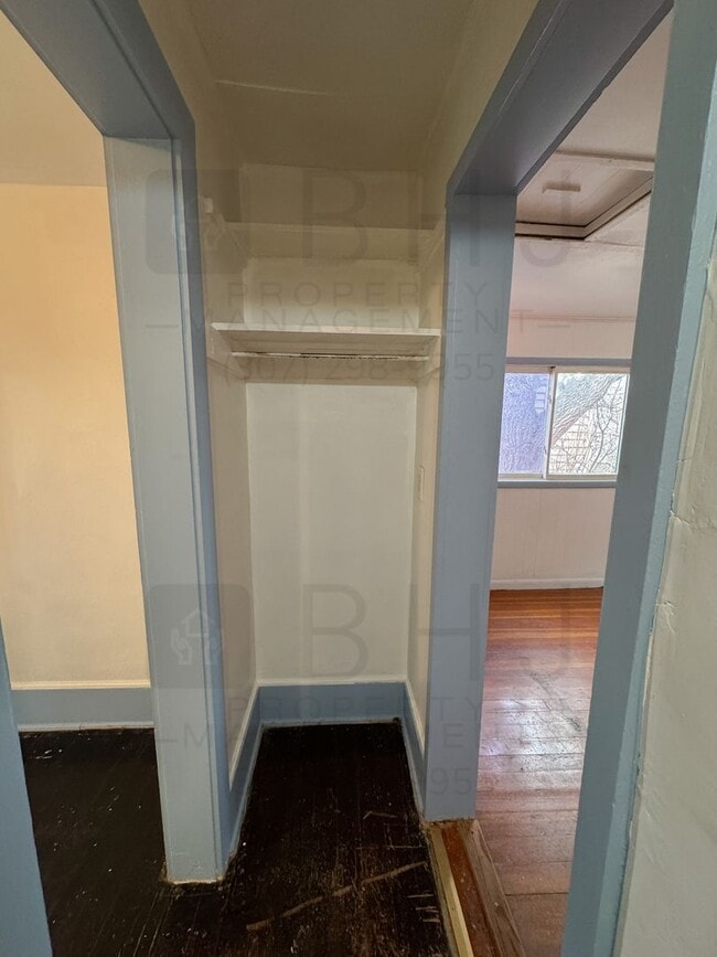 Building Photo - PET FRIENDLY 1 BEDROOM UNIT. INCLUDES UTILITIES AND STORAGE