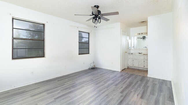 Building Photo - 604 Roselyn Ave