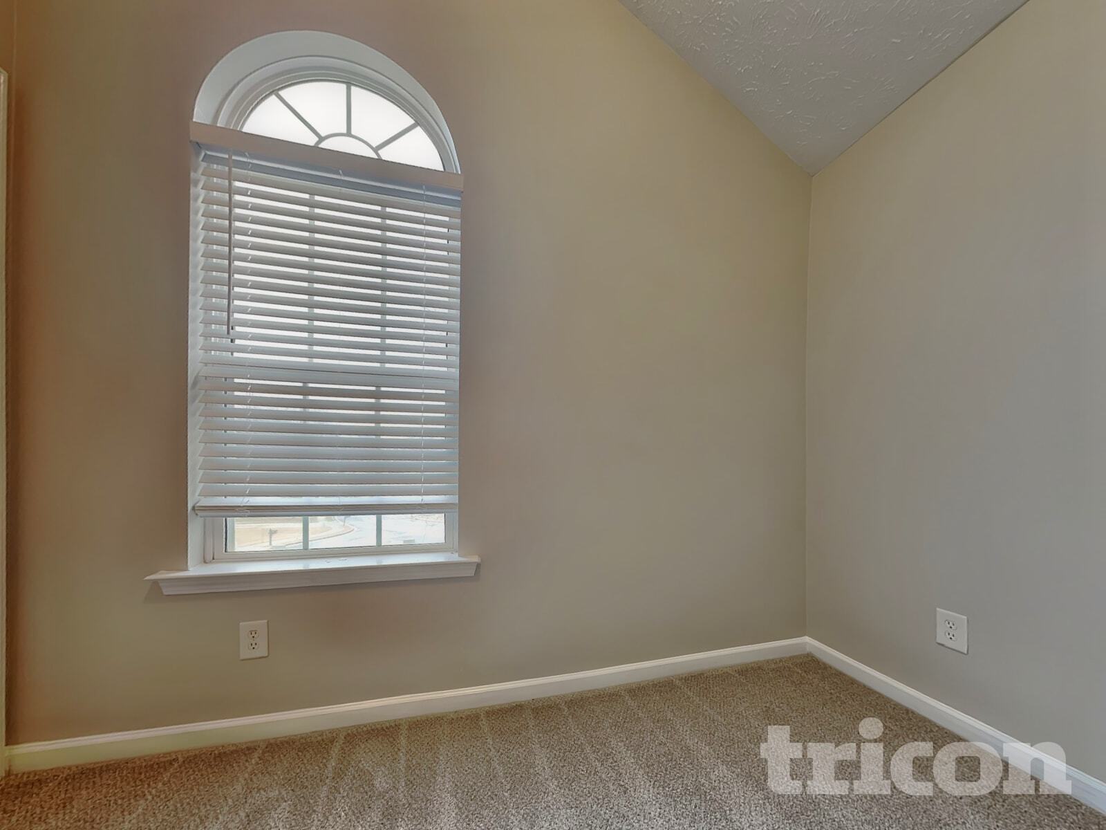 Building Photo - 37 Roxbury Ln