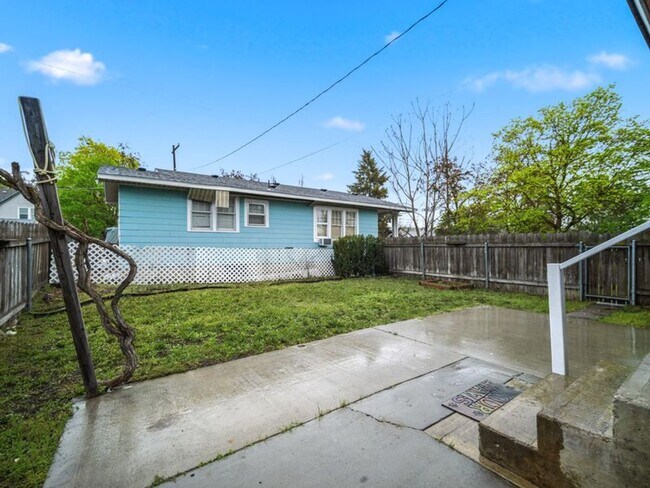 Building Photo - Stunning Updated Home in North Spokane | Bright Interiors, Modern Kitchen & Private Patio