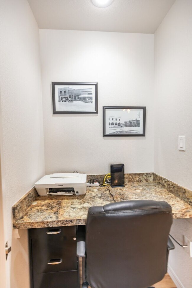 Building Photo - 800 Sherwood Dr