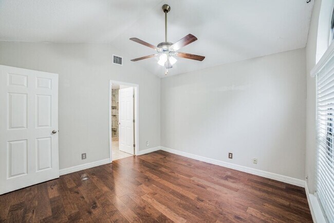 Building Photo - 6158 Valley Clf
