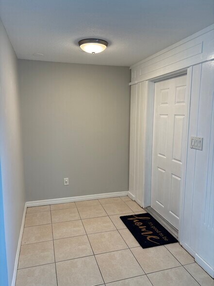 Charming entry way to welcome your guests. - 4332 S Atlantic Cir