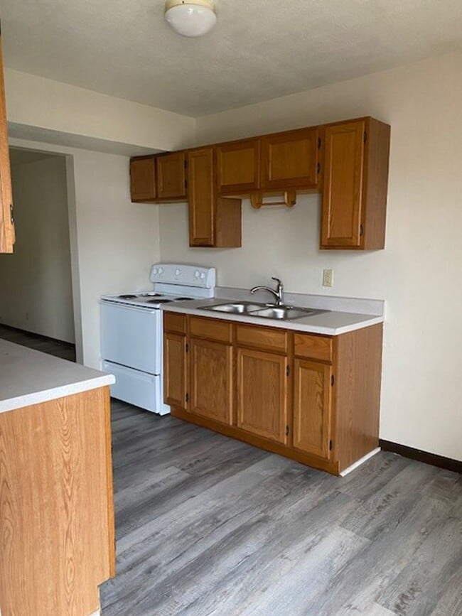 Building Photo - All Large Rooms in this 2 Bedroom Apt in C...