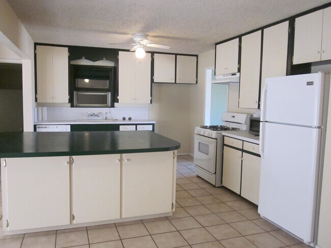 Building Photo - 505 E Lamon St