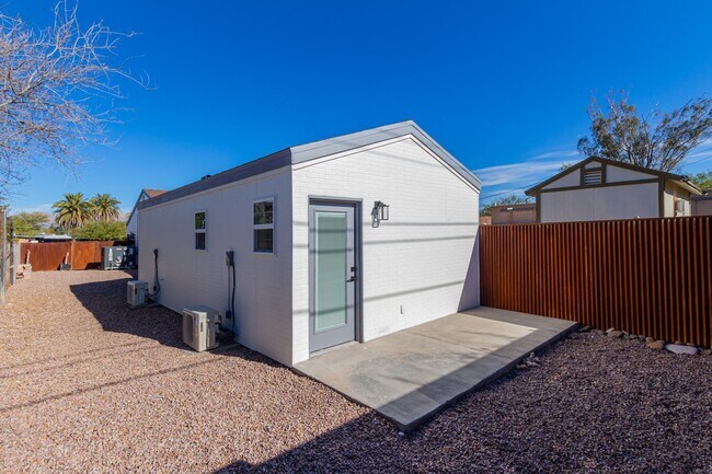 Building Photo - **COMING SOON!**Central- Charming 1 bd w/ all utilities included!