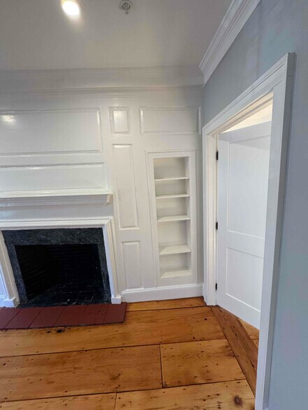 Building Photo - 393 Essex St