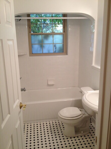 Building Photo - 1404 Ivy St