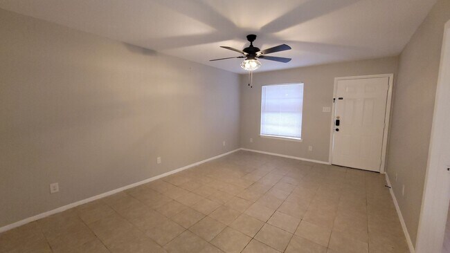 Building Photo - MOVE IN SPECIAL $500 OFF FIRST MONTH RENT-Lovely 2 bedroom apartment in Balcones Heights