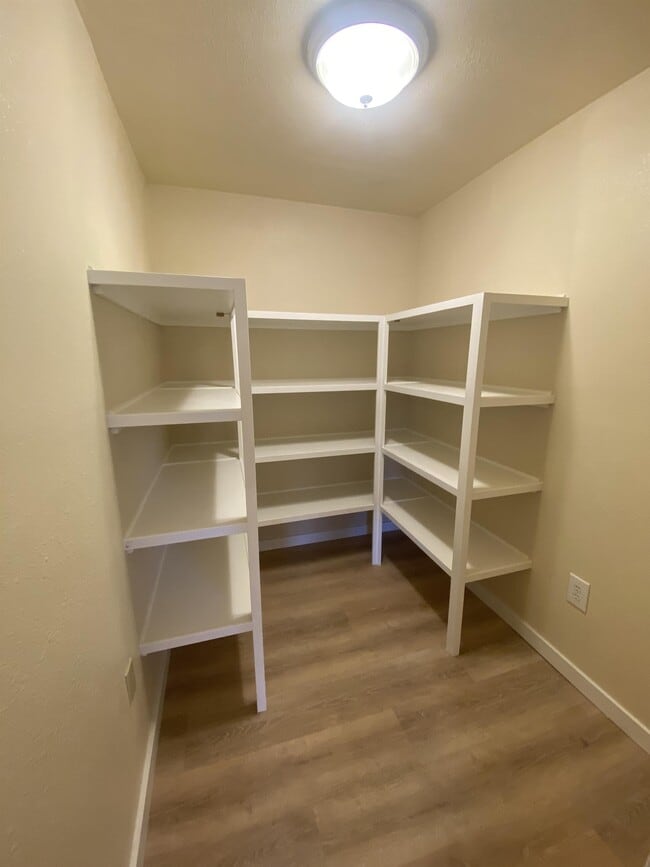 Building Photo - 340 E Island Lake Rd