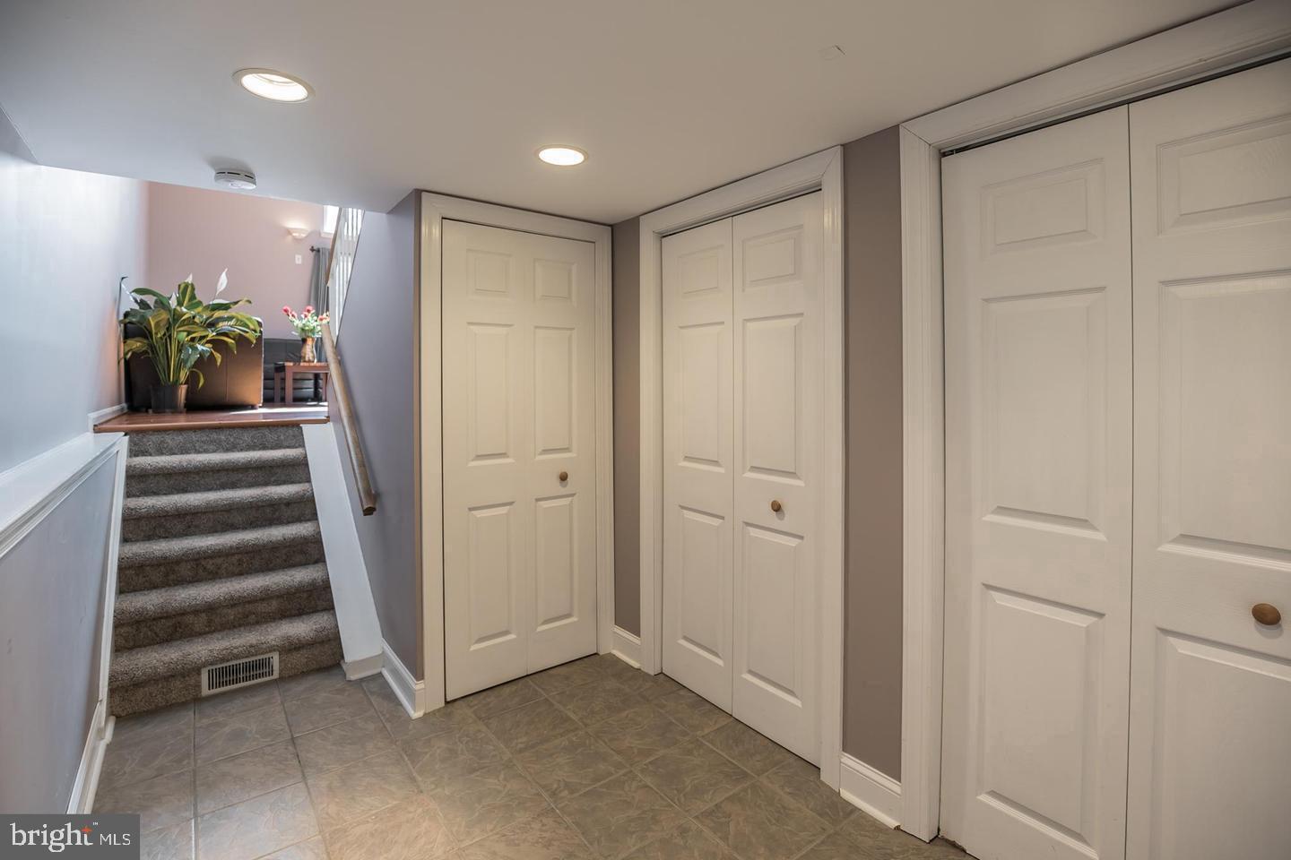 Building Photo - 127 Kings Croft