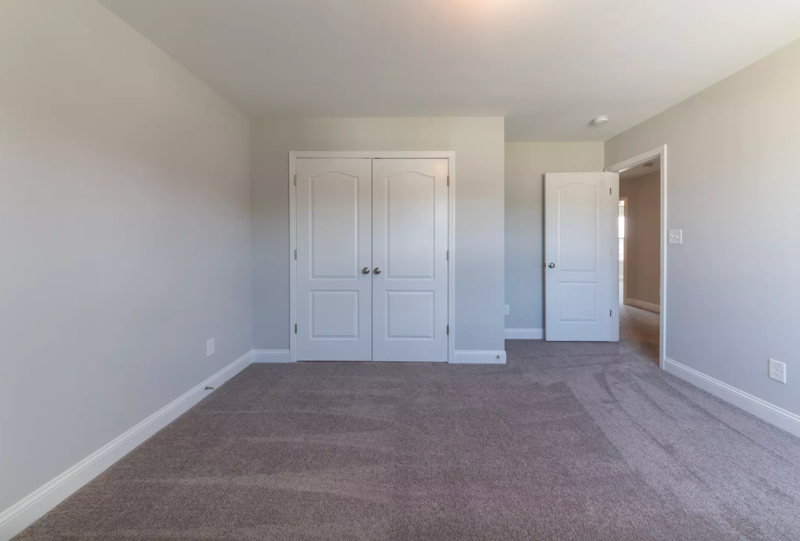 Building Photo - Room in House on Hanover Ct