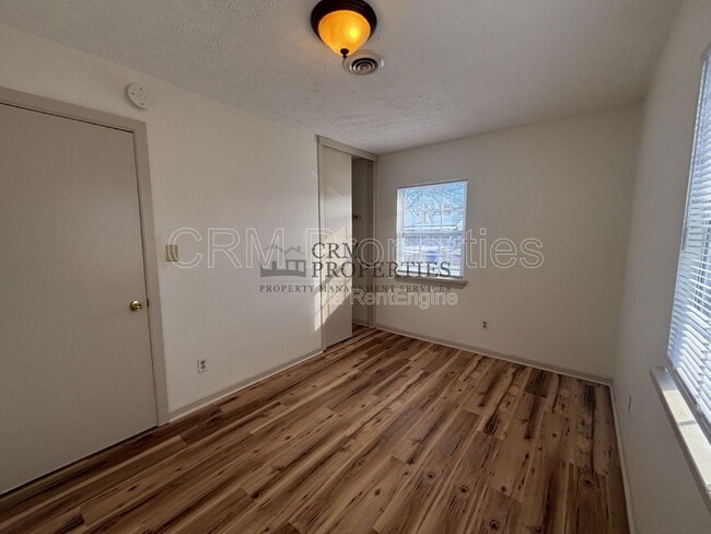 Building Photo - 1008 E Fischer St