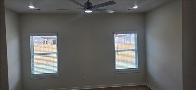 Building Photo - 5910 SW Coywolf St